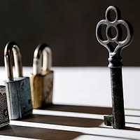 Ключ стоит на столе напротив 4 замков
